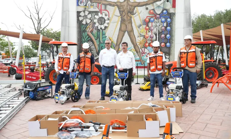 Entrega rector equipo para el mantenimiento de los campus de la UAT