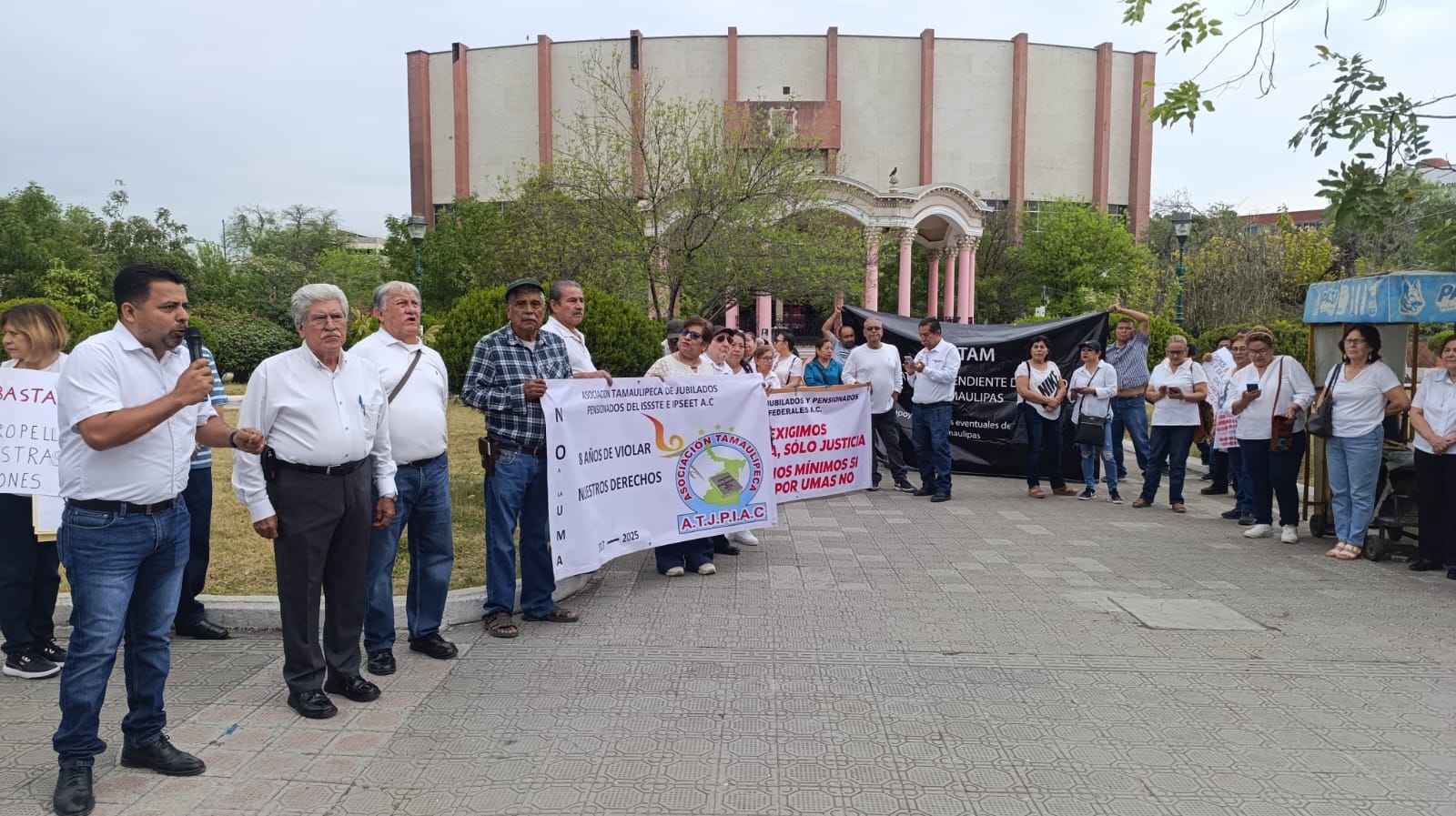 Otra vez protestan jubilados contra el pago de pensiones en UMAS