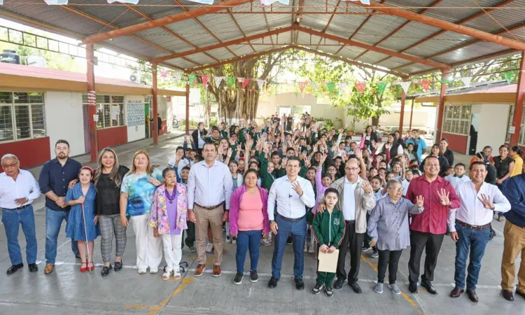 Escuela de Las Brisas pide piso y Municipio le construye aula.