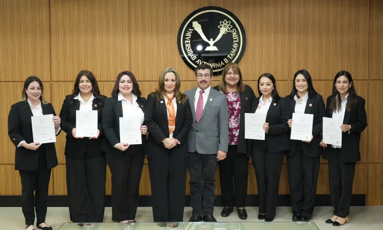 El rector Dámaso Anaya entrega nombramientos a titulares de Familia UAT