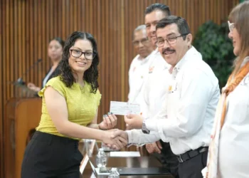 Reconoce la UAT la excelencia académica de hijos de docentes