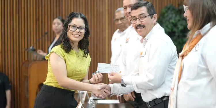Reconoce la UAT la excelencia académica de hijos de docentes