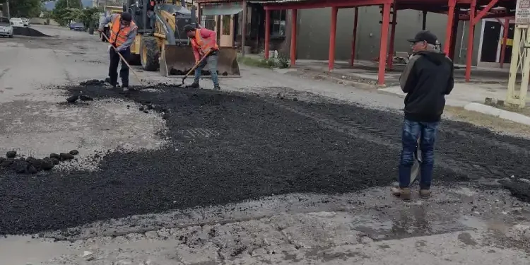 Tras lluvias activa Municipio plan de bacheo intenso
