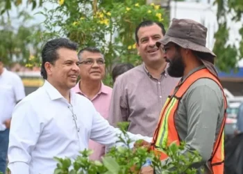 Supervisa Eduardo Gattás trabajos de limpieza y poda en Victoria