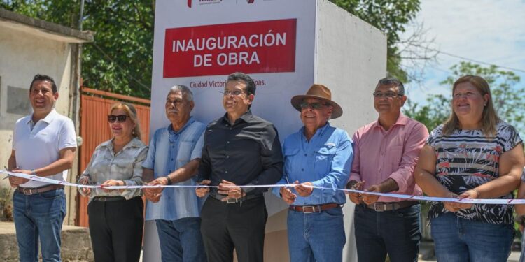 Inaugura alcalde calle de concreto hidráulico en colonia Tamatán.