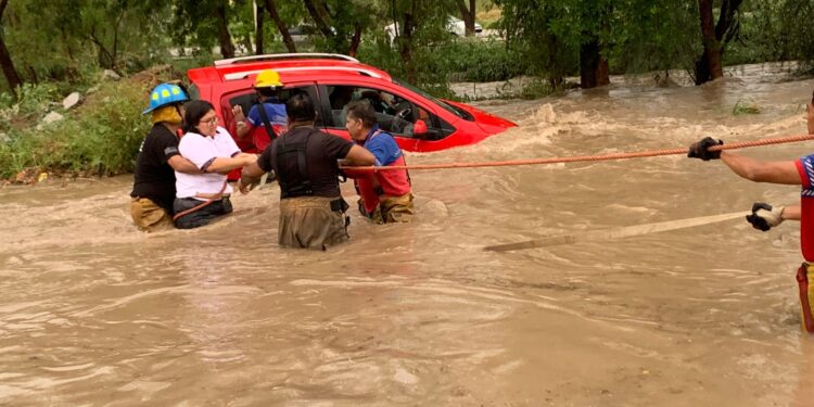 Brinda PC Victoria asistencia oportuna a la población durante torrencial lluvia.