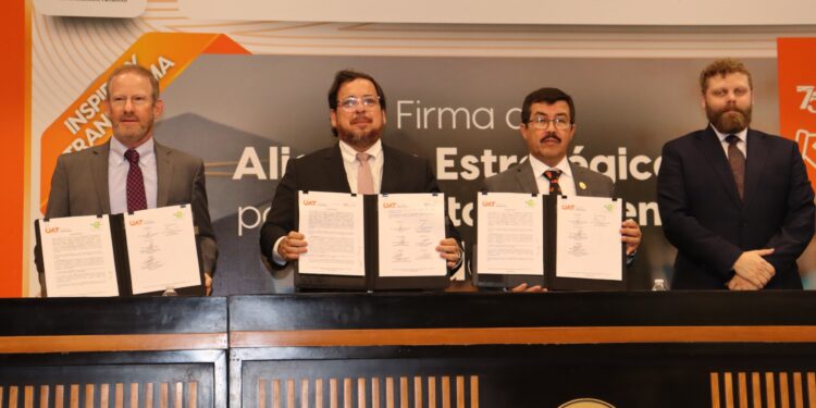 Rector de la UAT formaliza alianzas para impulsar certificaciones internacionales