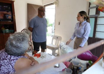 Presidenta Lucy de Gattás recorre la ciudad para entregar apoyos en los hogares de las familias victorenses.
