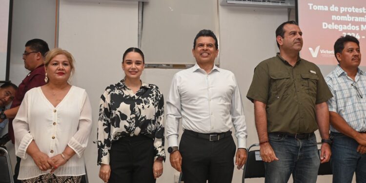 Entrega alcalde nombramientos a delegados ejidales.