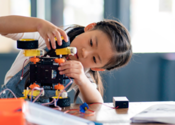 Tecnología que cambia destinos: casi mil niñas y niños acceden a educación STEM gracias a alianza internacional
