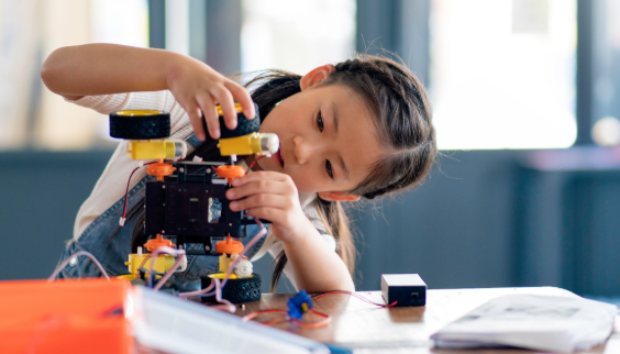 Tecnología que cambia destinos: casi mil niñas y niños acceden a educación STEM gracias a alianza internacional