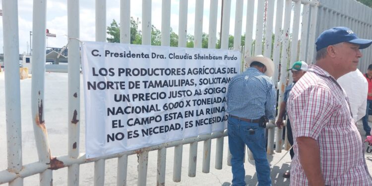 Realizan productores un nuevo bloqueo al puente internacional  Reynosa-Pharr