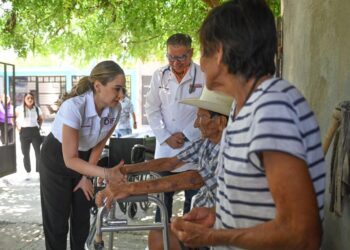 Brinda DIF Victoria atención al llamado de matrimonio de adultos mayores.