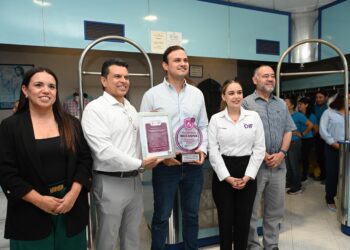 Entrega DIF Victoria insignia a empresa inclusiva.