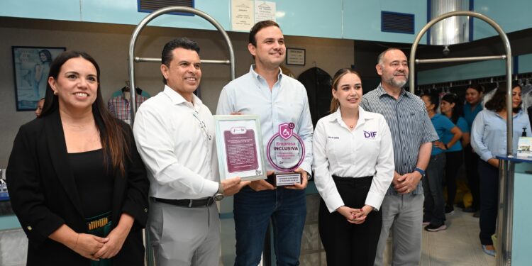 Entrega DIF Victoria insignia a empresa inclusiva.
