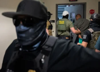 ICE utiliza tácticas muy diferentes para arrestar inmigrantes en los estados republicanos y en los demócratas, según datos