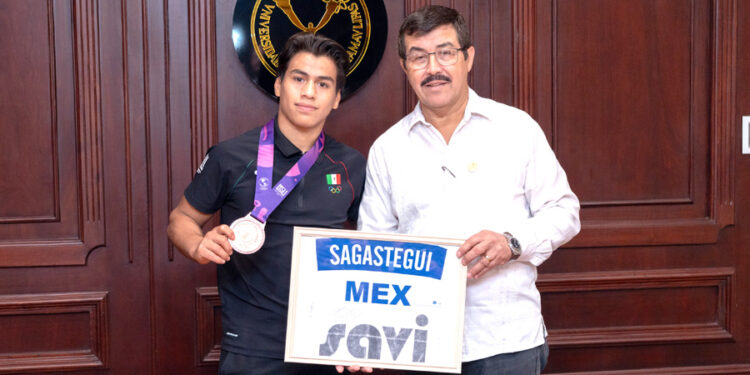 Reconoce rector a Lalo Sagastegui por sus logros deportivos a nivel  internacional