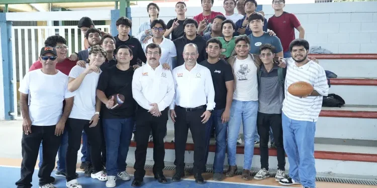 Rector y estudiantes de la UAT comparten jornada universitaria