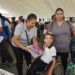 Entregan Lalo y Lucy 2,500 kits escolares del programa Pasos por la Educación 2025.