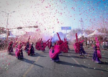 Desfilan miles de jóvenes en el 115 aniversario de la Revolución Mexicana
