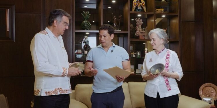 Reciben Américo y María piezas bendecidas por el Vaticano para la Virgen monumental de El Chorrito