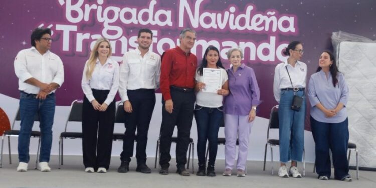 Apapachan Américo y María a las familias de Higuerillas con la Brigada Navideña Transformando Familias