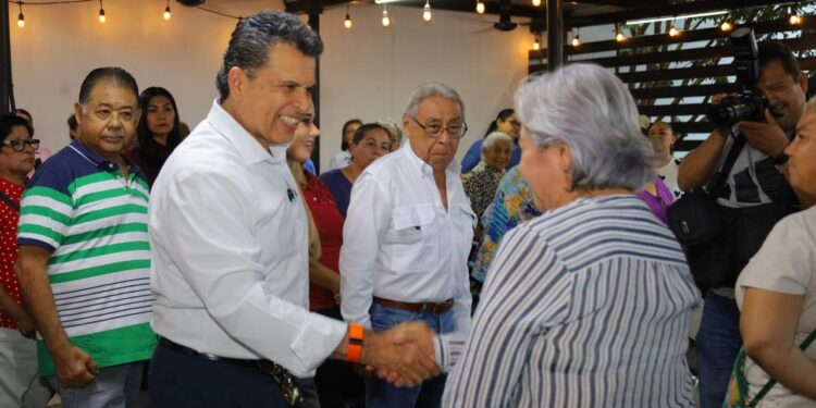 Conviven Lalo y Lucy con familias de la Miguel Alemán.