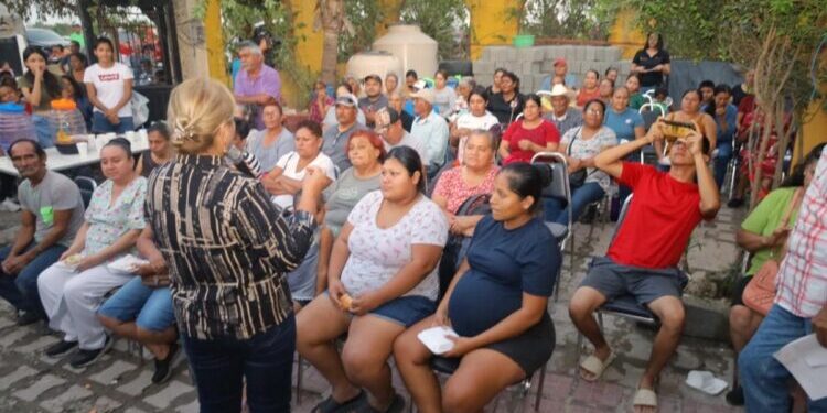 Lleva Municipio apoyo alimentario a vecinos de la colonia Enfermeras.