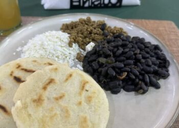 Advierten impacto de impuestos en restaurantes de Victoria