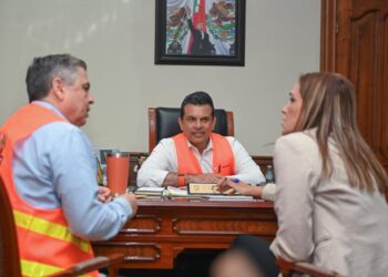 Sostiene Lalo Gattás reunión con colaboradores del gobierno municipal.