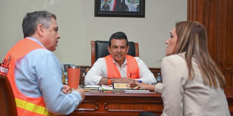 Sostiene Lalo Gattás reunión con colaboradores del gobierno municipal.