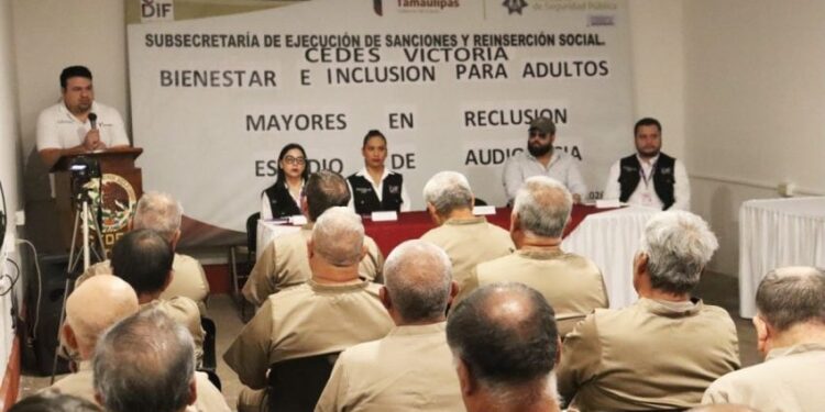 Adultos mayores del CEDES Victoria reciben atención audiológica por parte del DIF Tamaulipas
