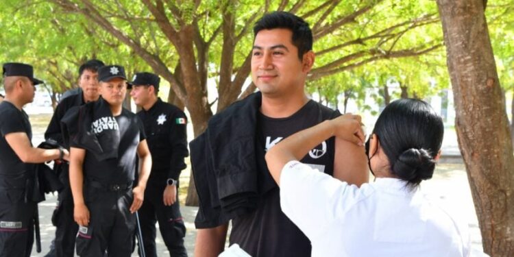 Realizan SSPT e ISSSTE campaña de vacunación contra el sarampión