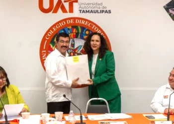 Reconoce rector la excelencia académica de egresados UAT en el EGEL