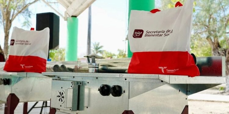 Entrega SEBIEN estufas y tinacos en Xicoténcatl