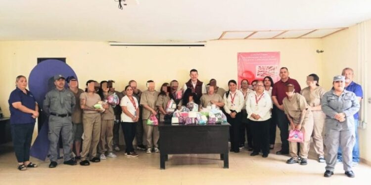 Refuerzan reinserción social con entrega de kits de higiene a mujeres en CEDES Reynosa