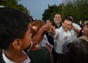 Encabeza Lalo Gattás entrega de apoyos alimentarios en Victoria.