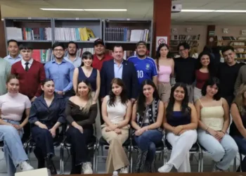 Reconocen búhos apoyo del Rector de la UAT para movilidad académica