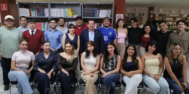 Reconocen búhos apoyo del Rector de la UAT para movilidad académica