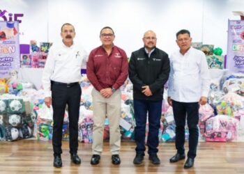 Entrega secretario general de Gobierno donativos de la colecta DIFTON 2026 en vísperas del Día de la Niña y el Niño