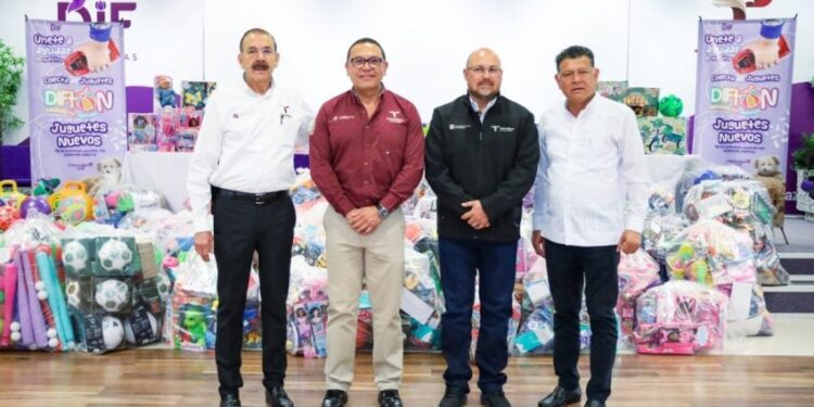 Entrega secretario general de Gobierno donativos de la colecta DIFTON 2026 en vísperas del Día de la Niña y el Niño