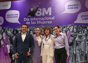 Asisten Lucy y Lalo a ciclo de conferencias en conmemoración del M8