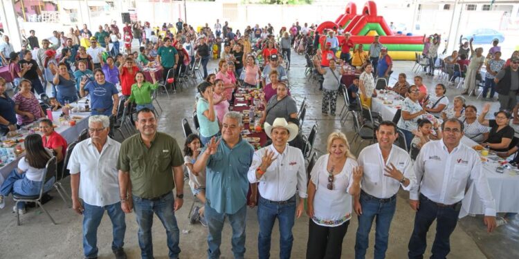 Encabeza Lalo Gattás convivencia con familias del área rural.