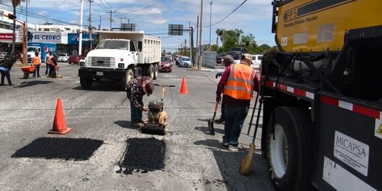 Llega bacheo a las colonias Nacozari, Del Periodista y Las Palmas.