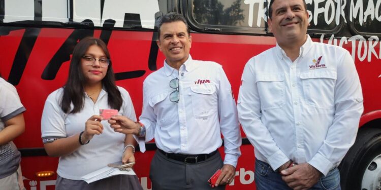 Entrega Lalo Gattás tarjetas de transporte escolar gratuito.