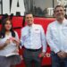 Entrega Lalo Gattás tarjetas de transporte escolar gratuito.