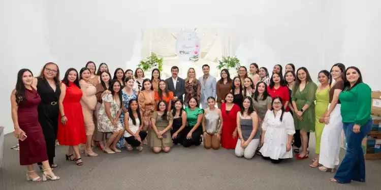 Festejan a maestros de Familia UAT