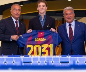 Barcelona hace oficial el fichaje de Anthony Gordon
