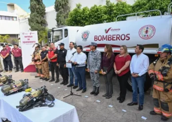 Entrega Lalo Gattás nuevo camión de bomberos y equipamiento a Protección Civil.