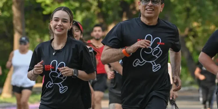 Participan Lucy y Lalo en carrera con causa del IVJUVE